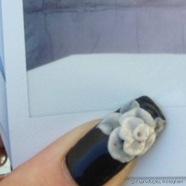 As flores brancas sobre esmalte preto deixaram as unhas de Kylie mais românticas